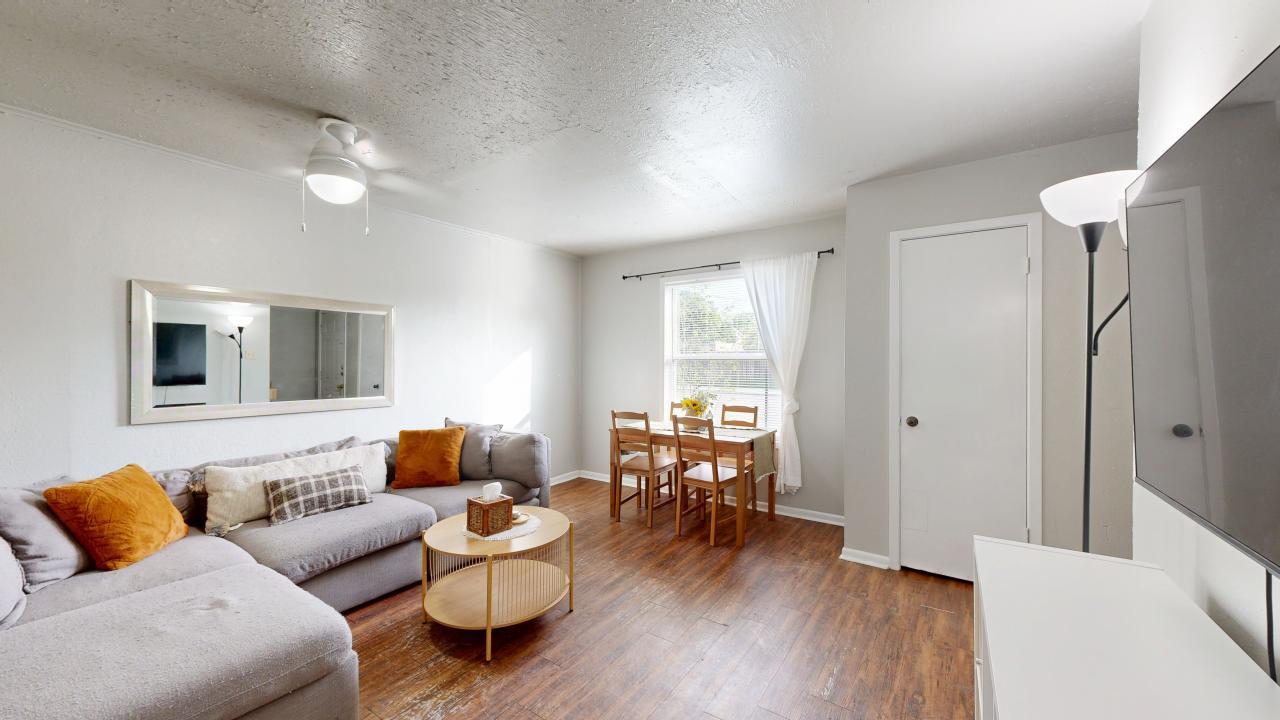 1327 Airline property image