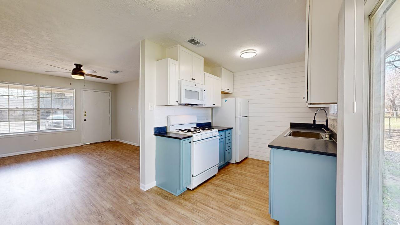 1441-1443 2 property image