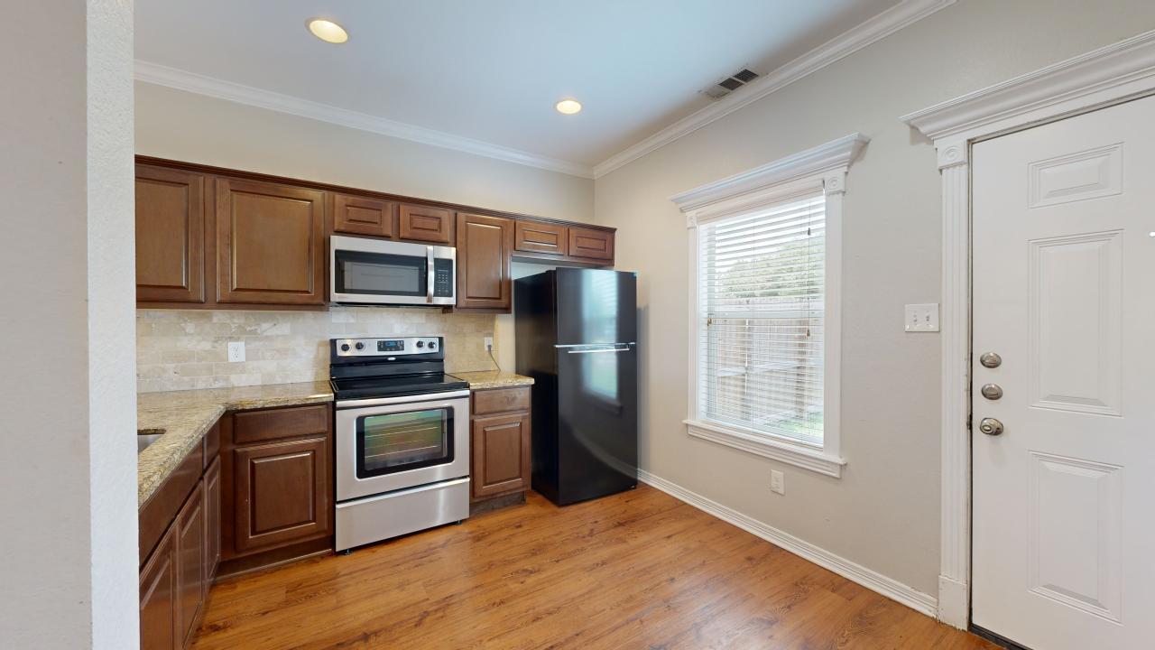 Large 4 bedroom property image