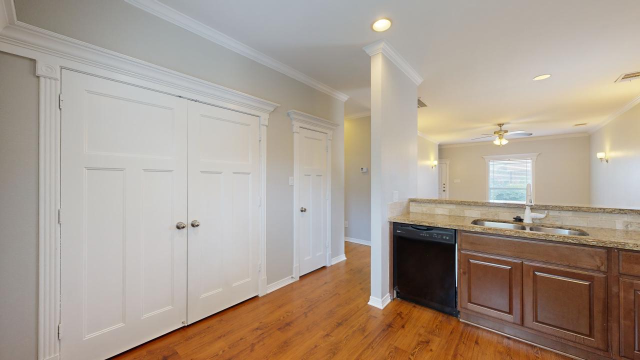 Large 4 bedroom property image