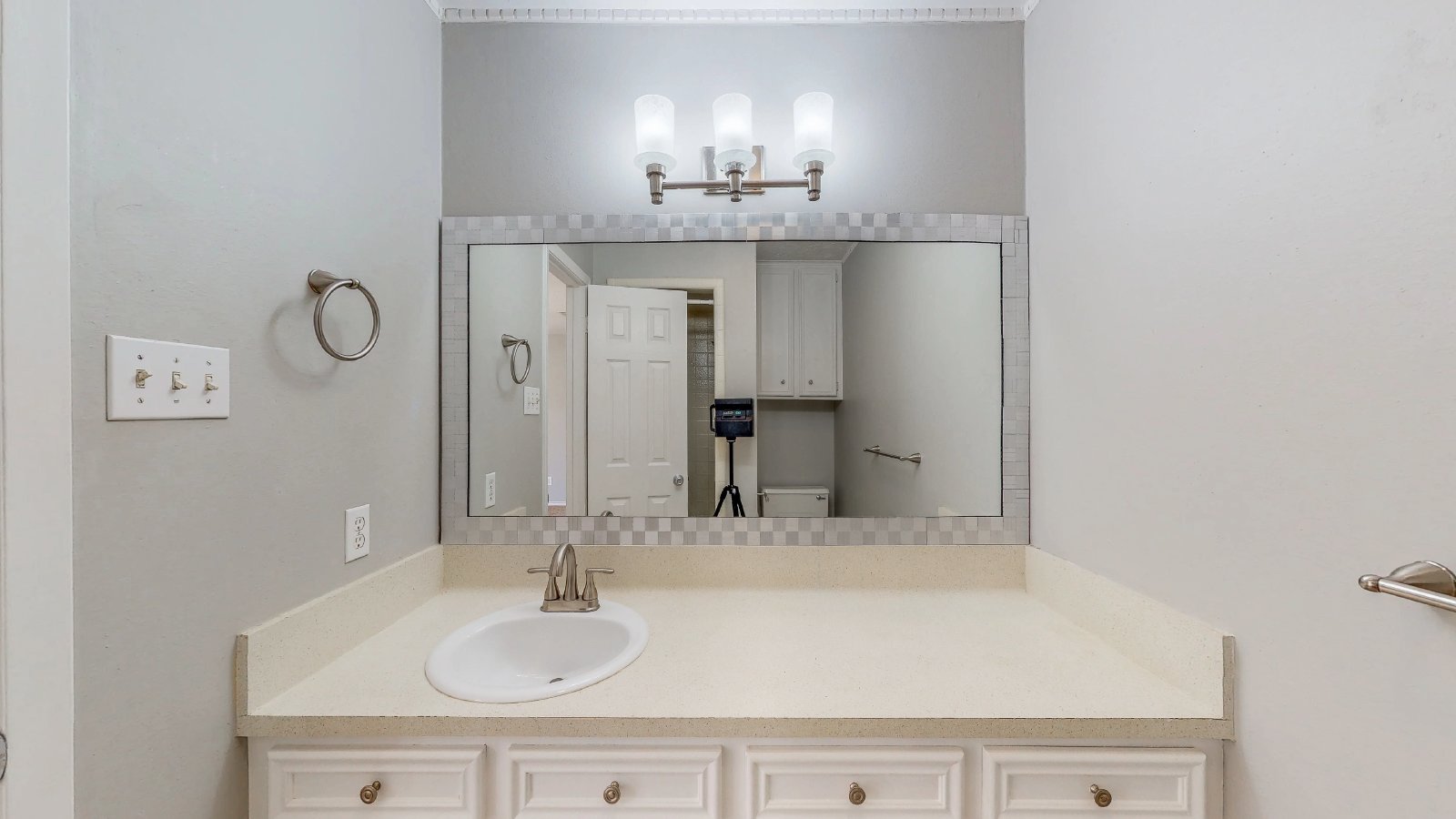 1000 Holleman Dr. property image