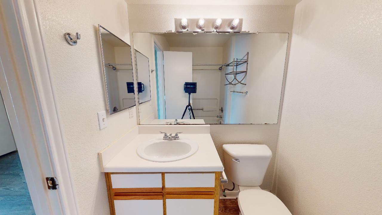 523 Southwest Pkwy room B property image