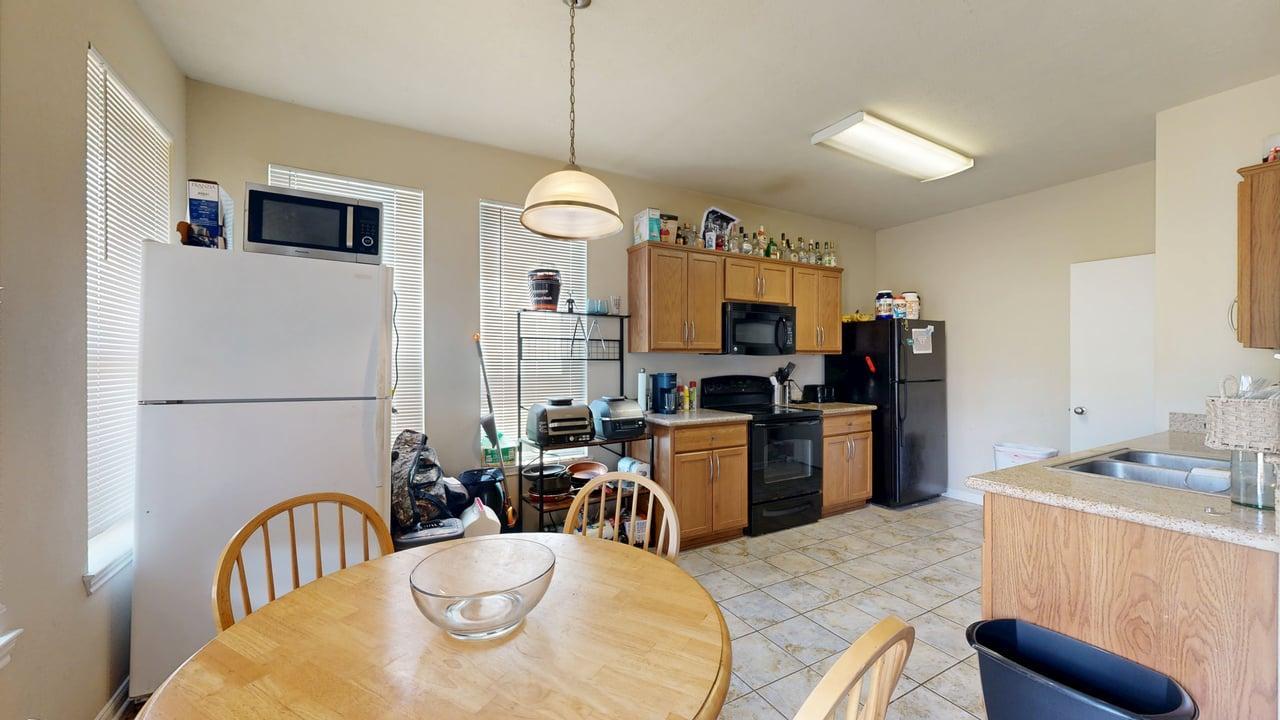 LO-2933 McLaren property image