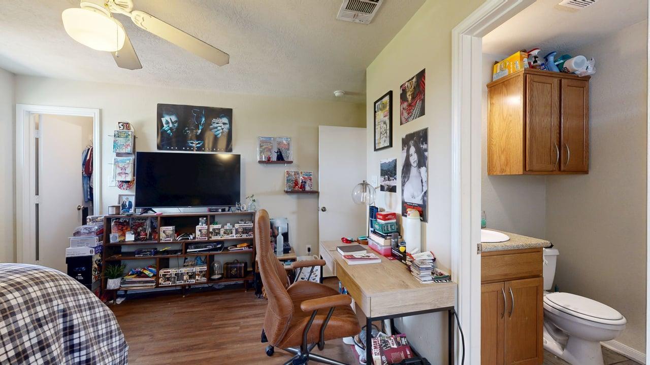 LO-2933 McLaren property image