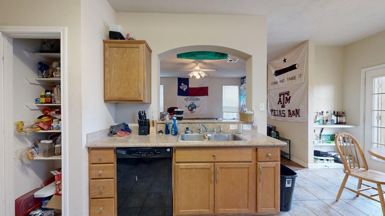 LO-2933 McLaren property image