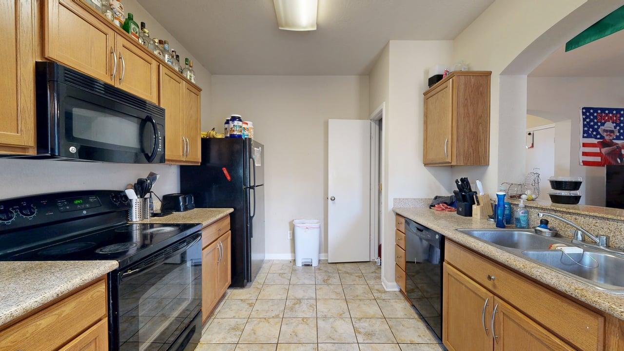 LO-2933 McLaren property image