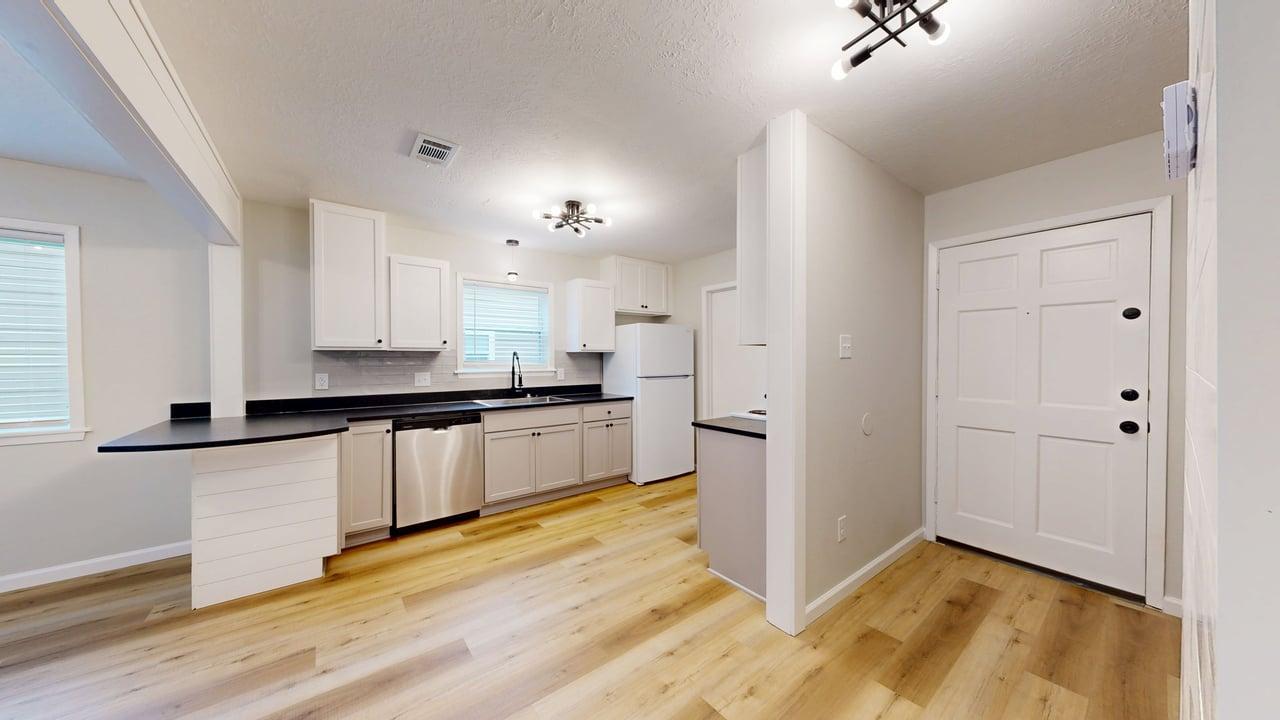 1112 property image