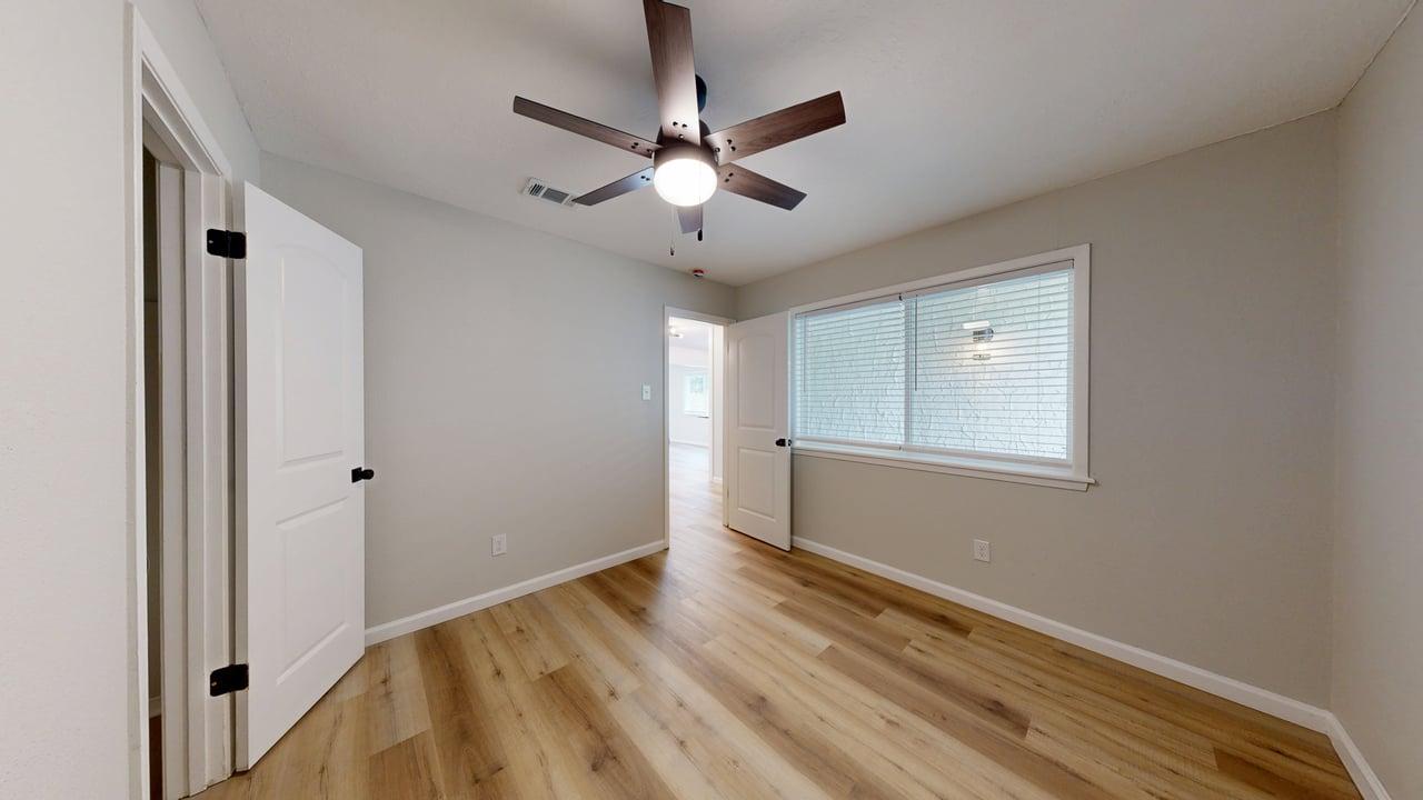 1112 property image