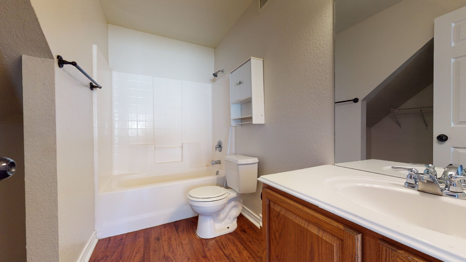 1 property image
