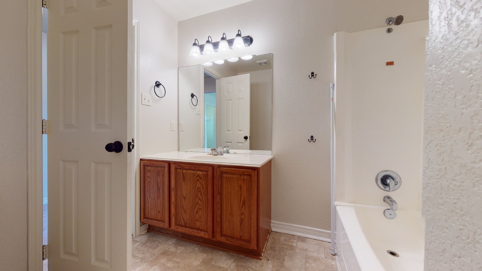 1 property image