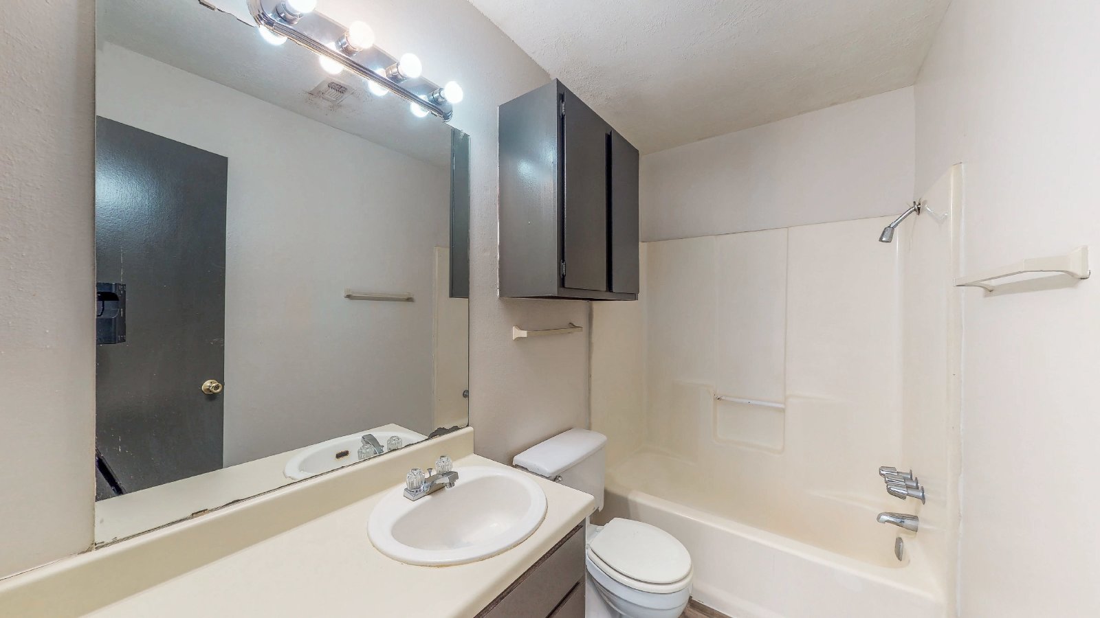 725 Peppertree Dr Apt 8 property image