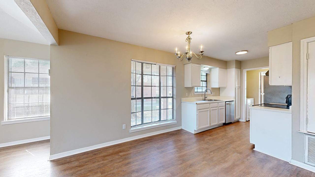 1915 Woodsman Dr property image